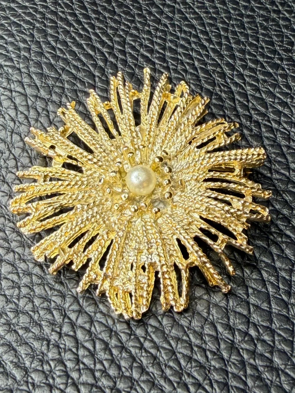Vintage Gold Tone Starburst Brooch Pin w/Faux Pearl 2